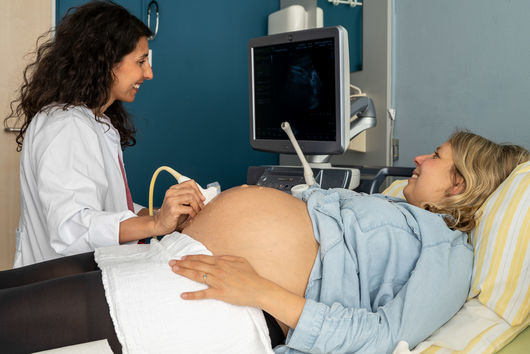 Oberärztin macht Ultraschall an Schwangerer Frau.